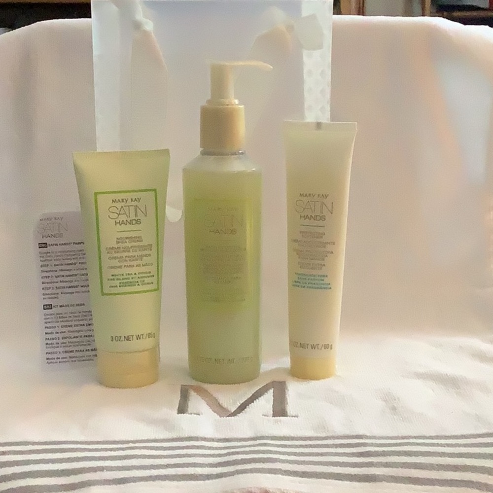 Mary Kay Satin Hands set